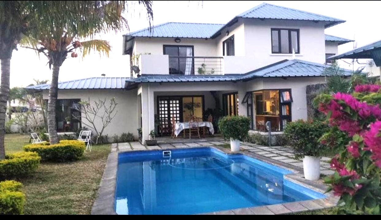 Sumptuous Villa in Gated Community – Pierrefonds (West)